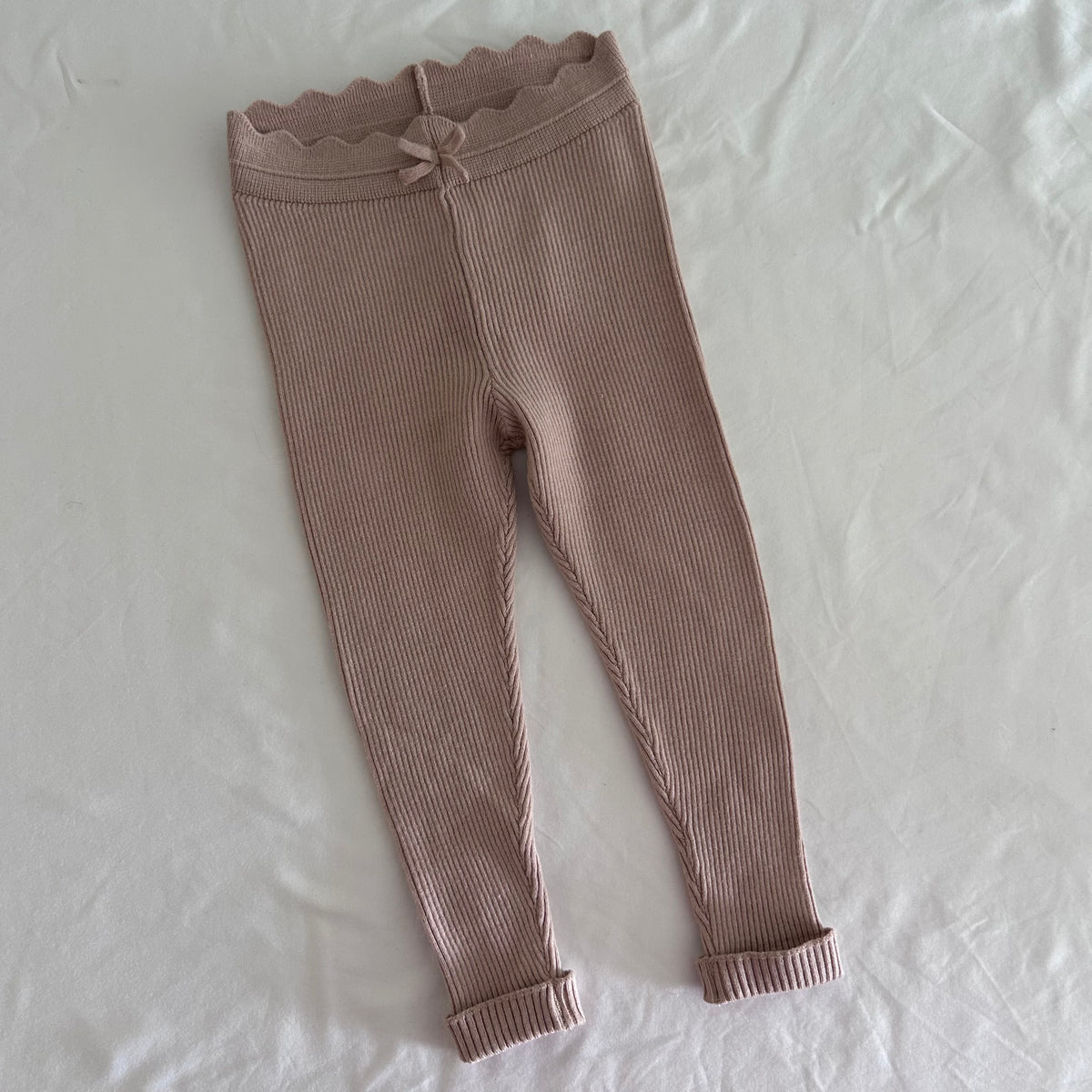 Kiabi Age 2 ribbed leggings in dusty pink-beige with fine vertical rib knit with scalloped waistband and small bow detail — like new condition.