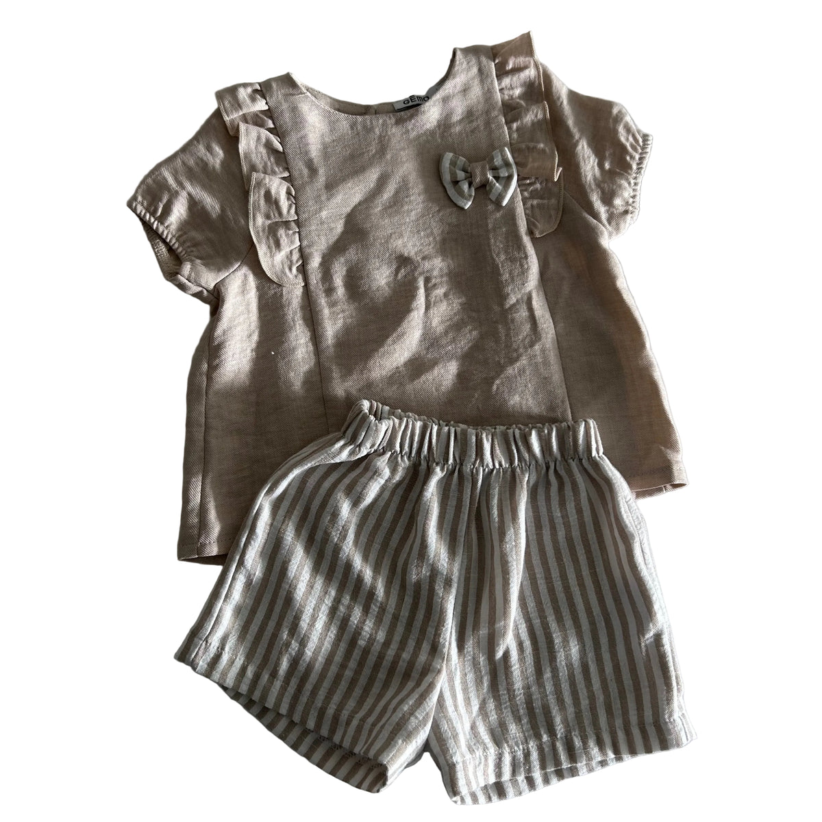 Gemo Age 0 short sleeve top and shorts set in beige, white with plain top with ruffle trim and bow detail, striped shorts — gently loved condition.