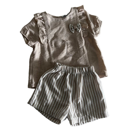Gemo Age 0 short sleeve top and shorts set in beige, white with plain top with ruffle trim and bow detail, striped shorts — gently loved condition.