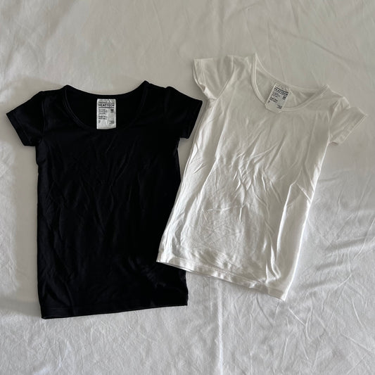 Uniqlo Age 2 short sleeved t-shirt in black & white with plain — like new condition.