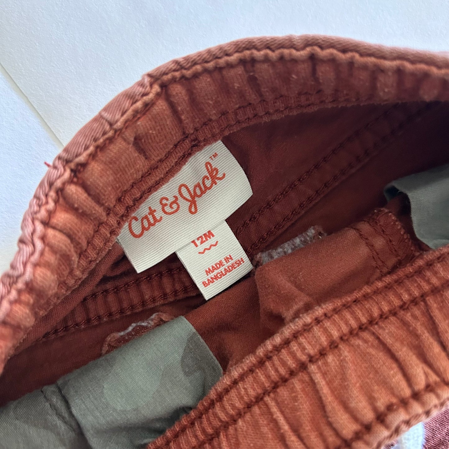 Label in red-brown trousers size 12 months