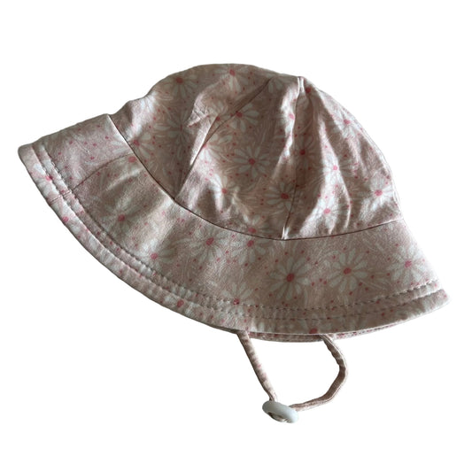 Unknown Age 0 bucket sun hat with chin strap in pink and white with floral daisy print with pink dots — gently loved condition.