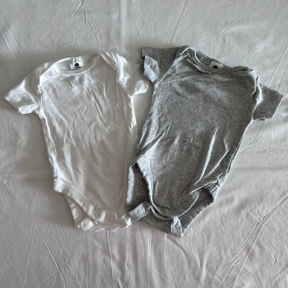 Dymples Age 00 short sleeve bodysuit in white with plain — like new condition.