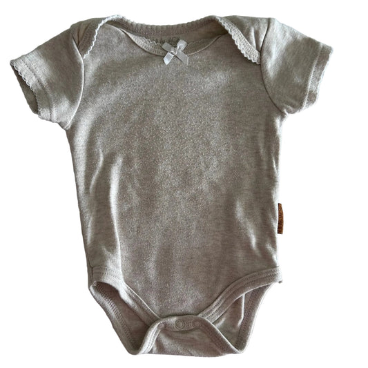 Lila & Jack Age 00 short sleeve bodysuit in oat/beige marl with scallop/picot trim on neckline and sleeves, small satin bow at neckline — well loved condition.