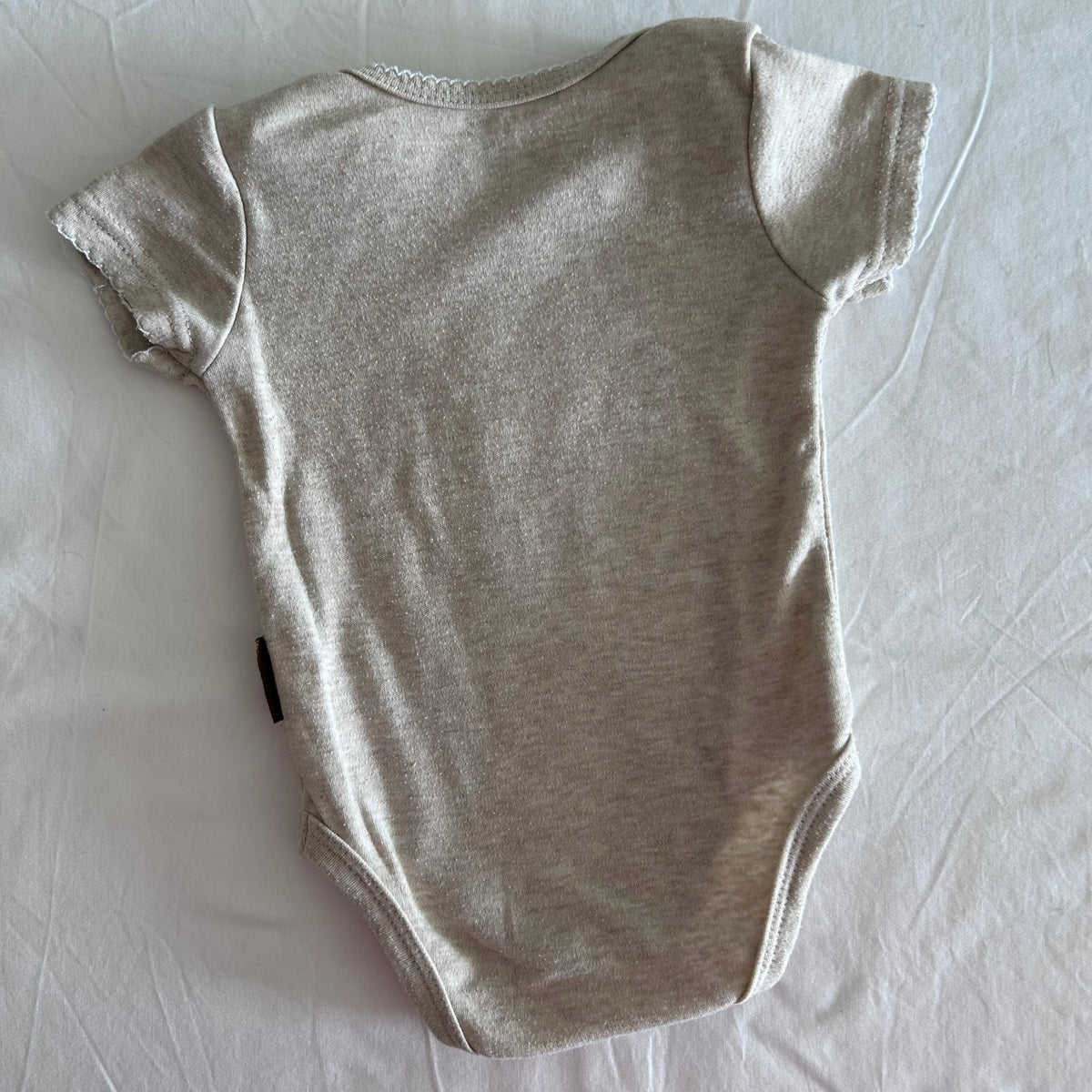 Lila & Jack Bodysuit Baby Age 00 Beige Scallop Trim